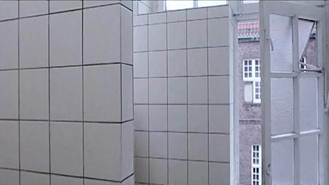 13698